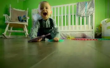 Les compétences clés pour réussir en crèche suisse Full Length of Boy Sitting on Floor