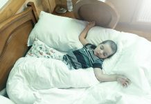 Passage difficile au lit de grand : conseils pour l’apaiser