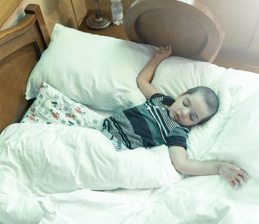 Passage difficile au lit de grand : conseils pour l’apaiser