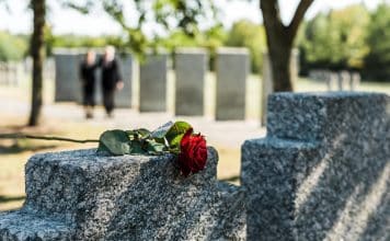 Innovations éternelles : découvrir les plaques funéraires modernes