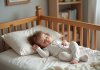 Tenue pour enfant de 2 ans au lit : quoi choisir pour des nuits paisibles ? Bebe endormi dans son lit avec ambiance douce et chaleureuse