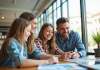 Famille heureuse à l'agence de voyage avec brochures