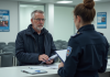 Homme inquiet parlant à une policière dans un commissariat