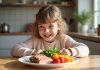 Viande pour enfants : meilleure option nutritionnelle pour repas sains! Jeune fille souriante dégustant un plat sain à la maison