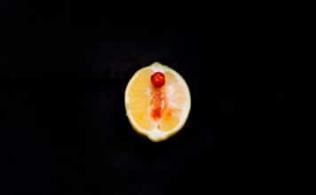 Comment calculer votre ovulation avec un cycle irrégulier ? sliced fruit on black surface