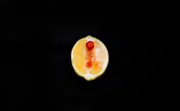 Comment calculer votre ovulation avec un cycle irrégulier ? sliced fruit on black surface